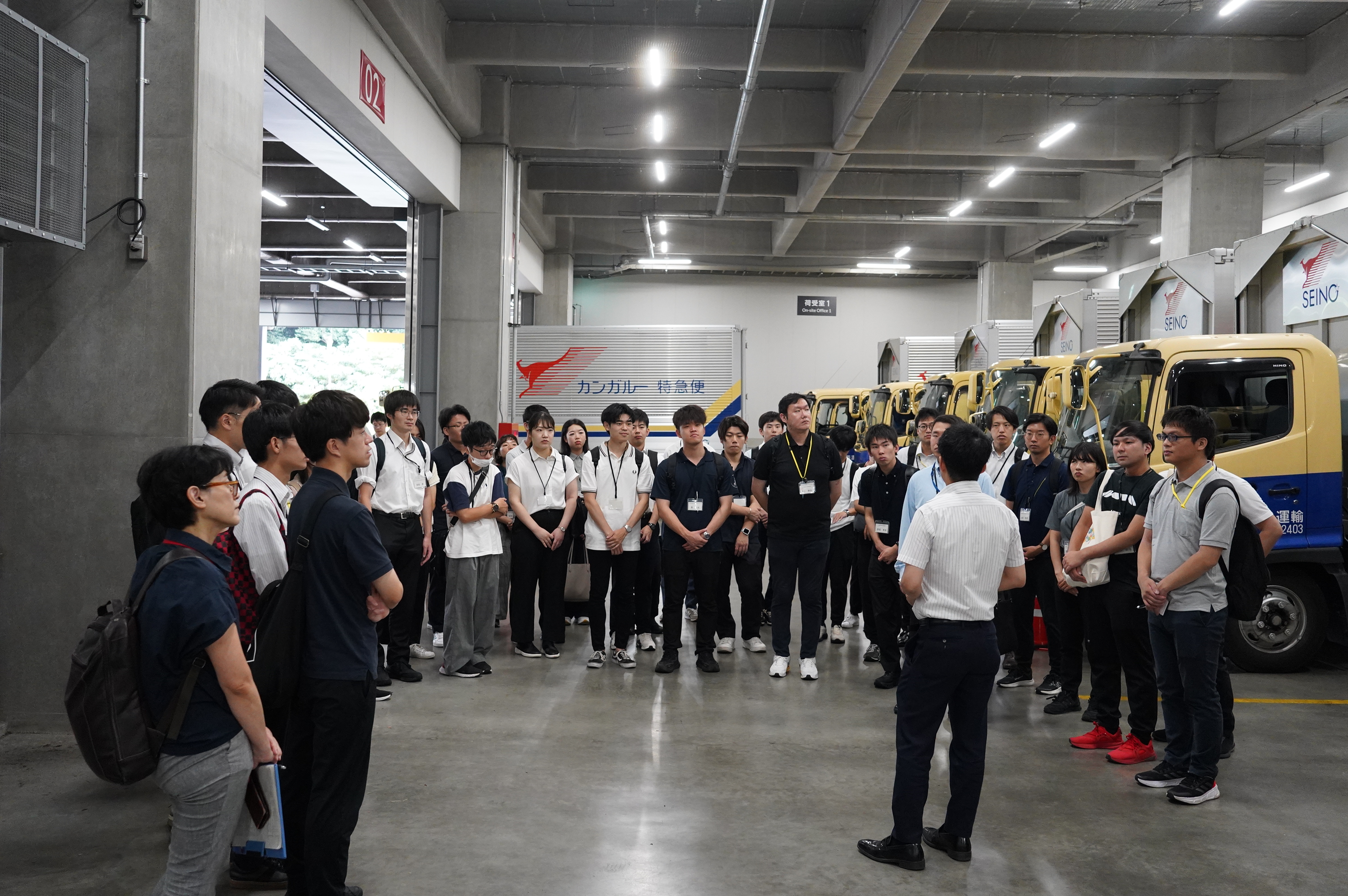 国土交通省の若手職員に対して説明を行う松戸支店の渡辺係長