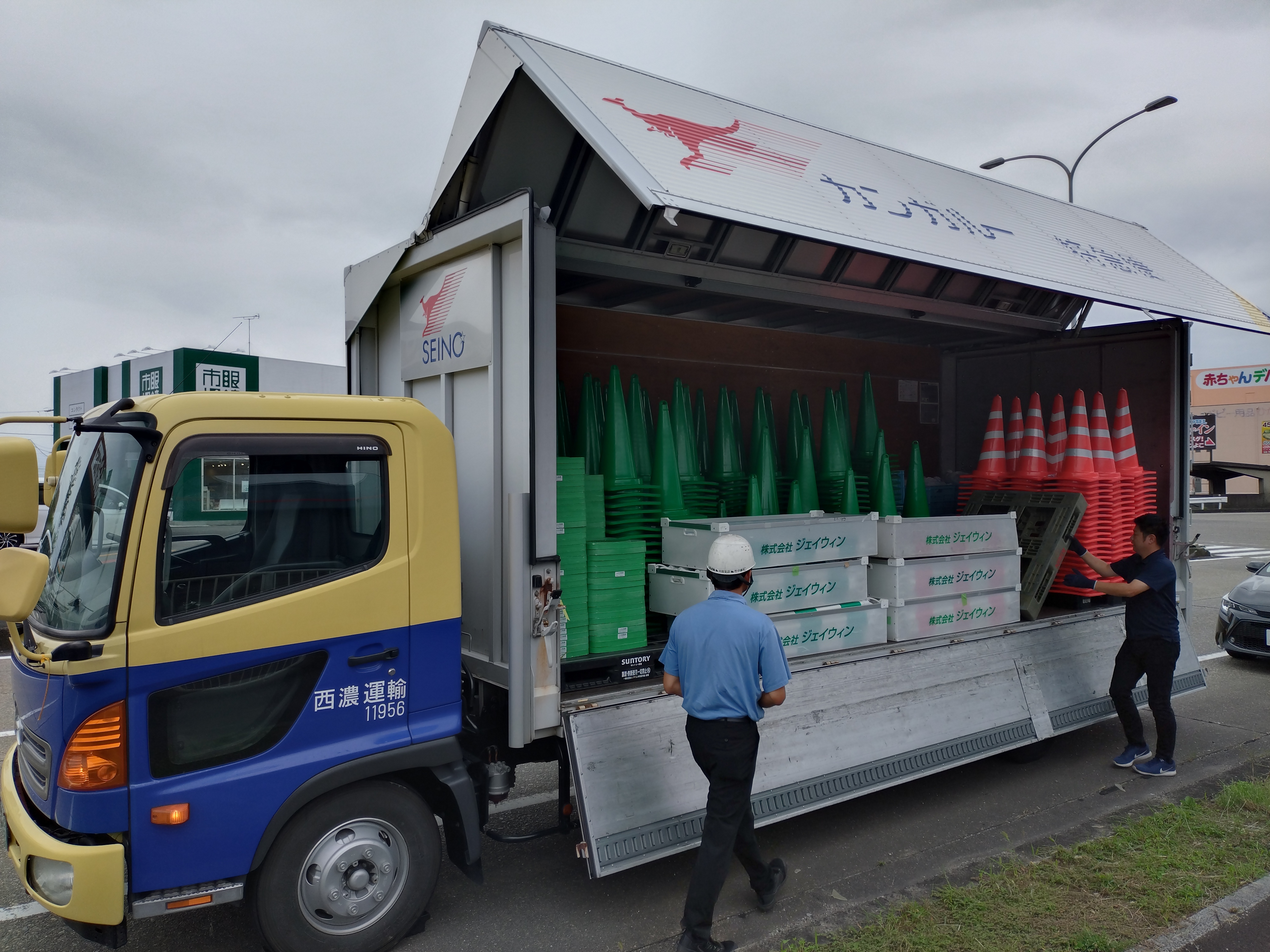 トラックから交通整備に使用する機材の荷卸し行う様子