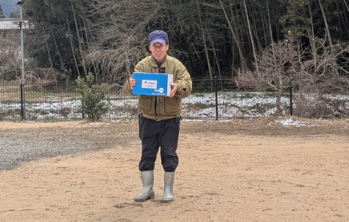 五名地区でドローンから置き配された  箱を受け取る住民