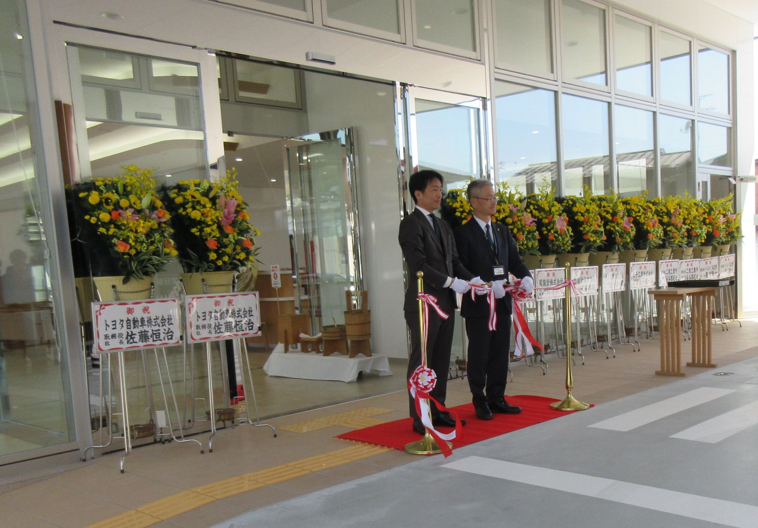 テープカットを行う田口 隆男社長(右)