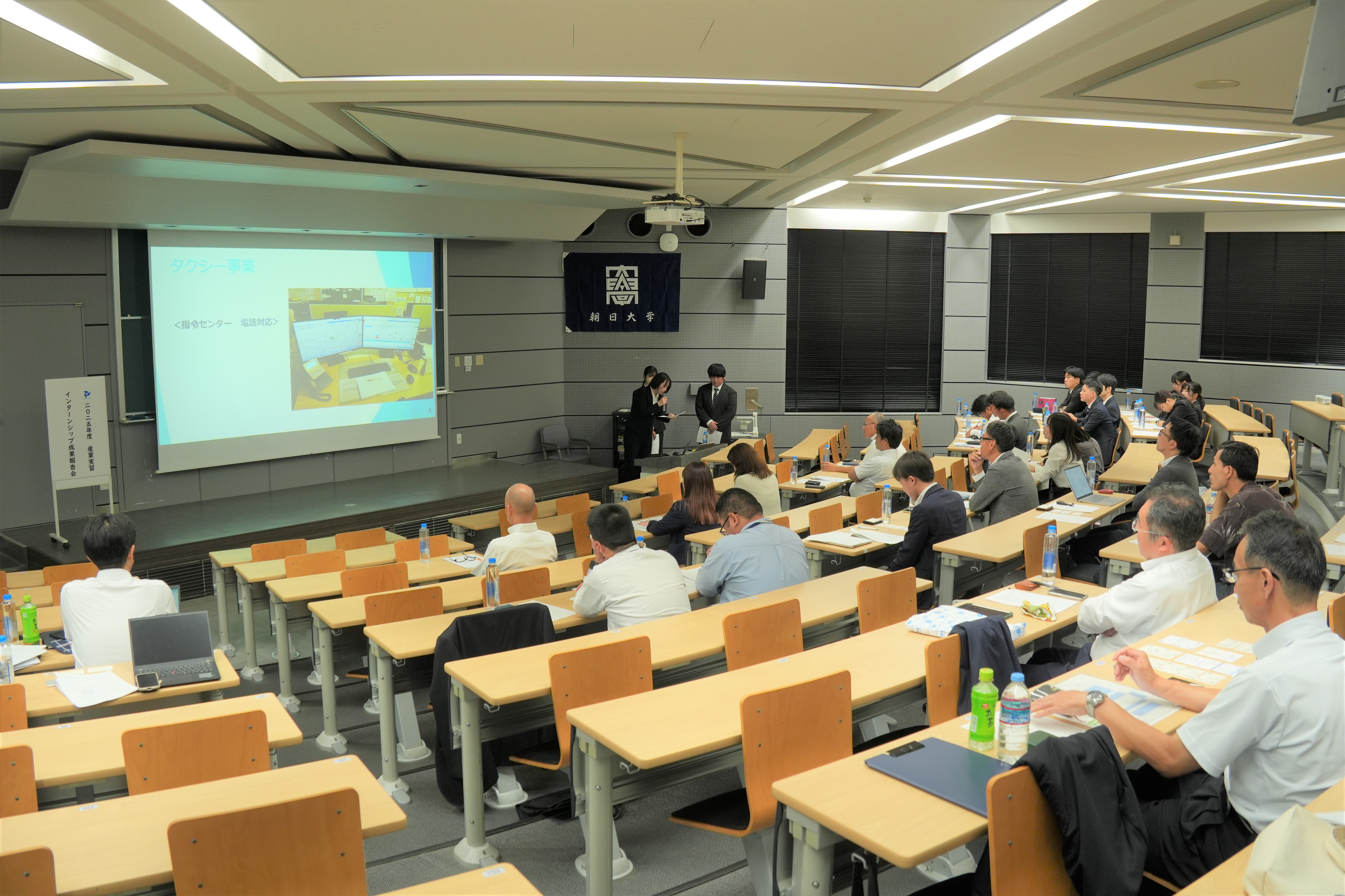 学生が発表する様子