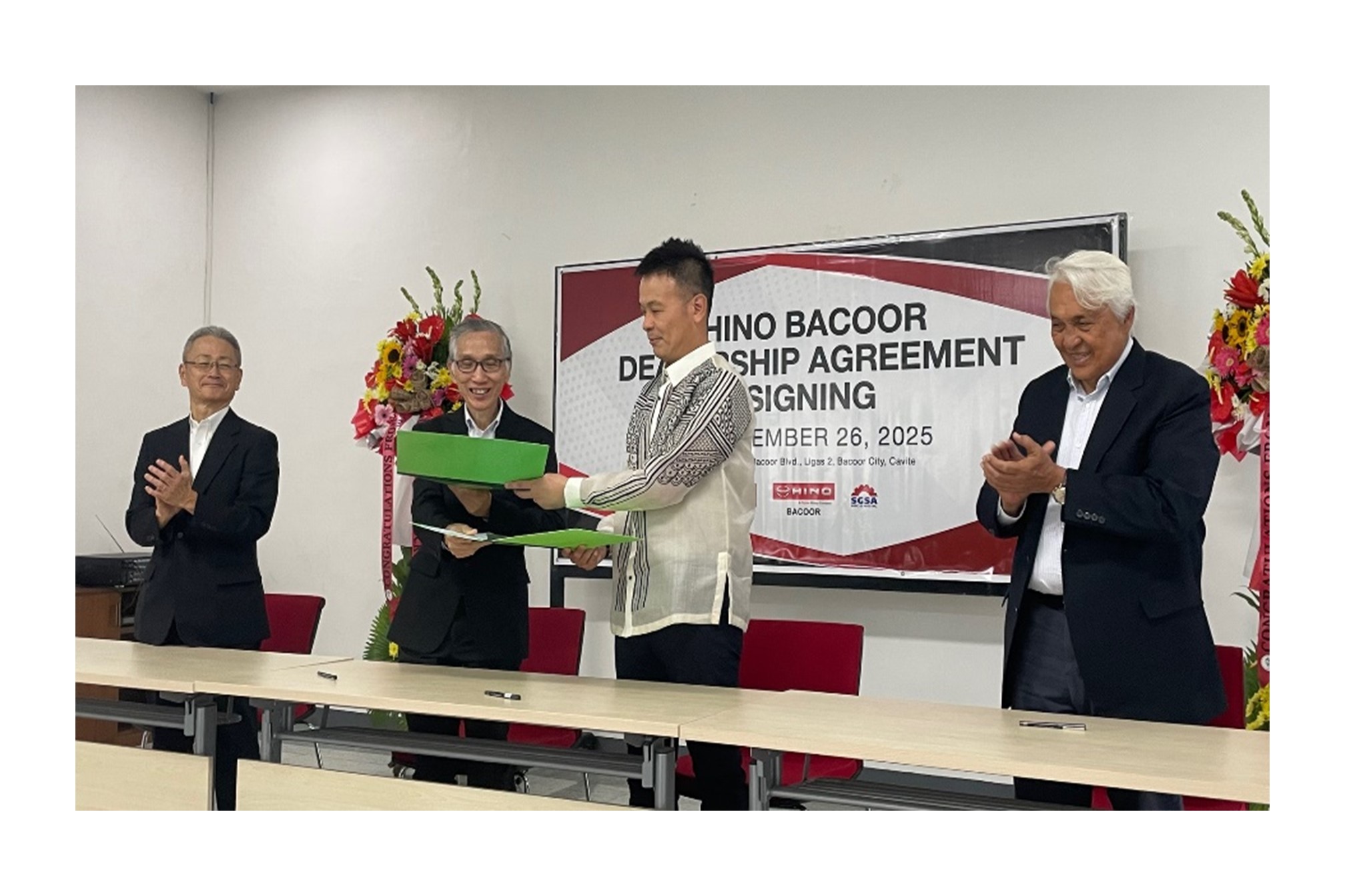 3Sディーラー式典の様子（左からSGSA社 田口隆男副会長、SGSA社 エドワード・タン社長、HMP社 酒井信吾社長、HMP社 ヴィンセント・ミルズ会長）