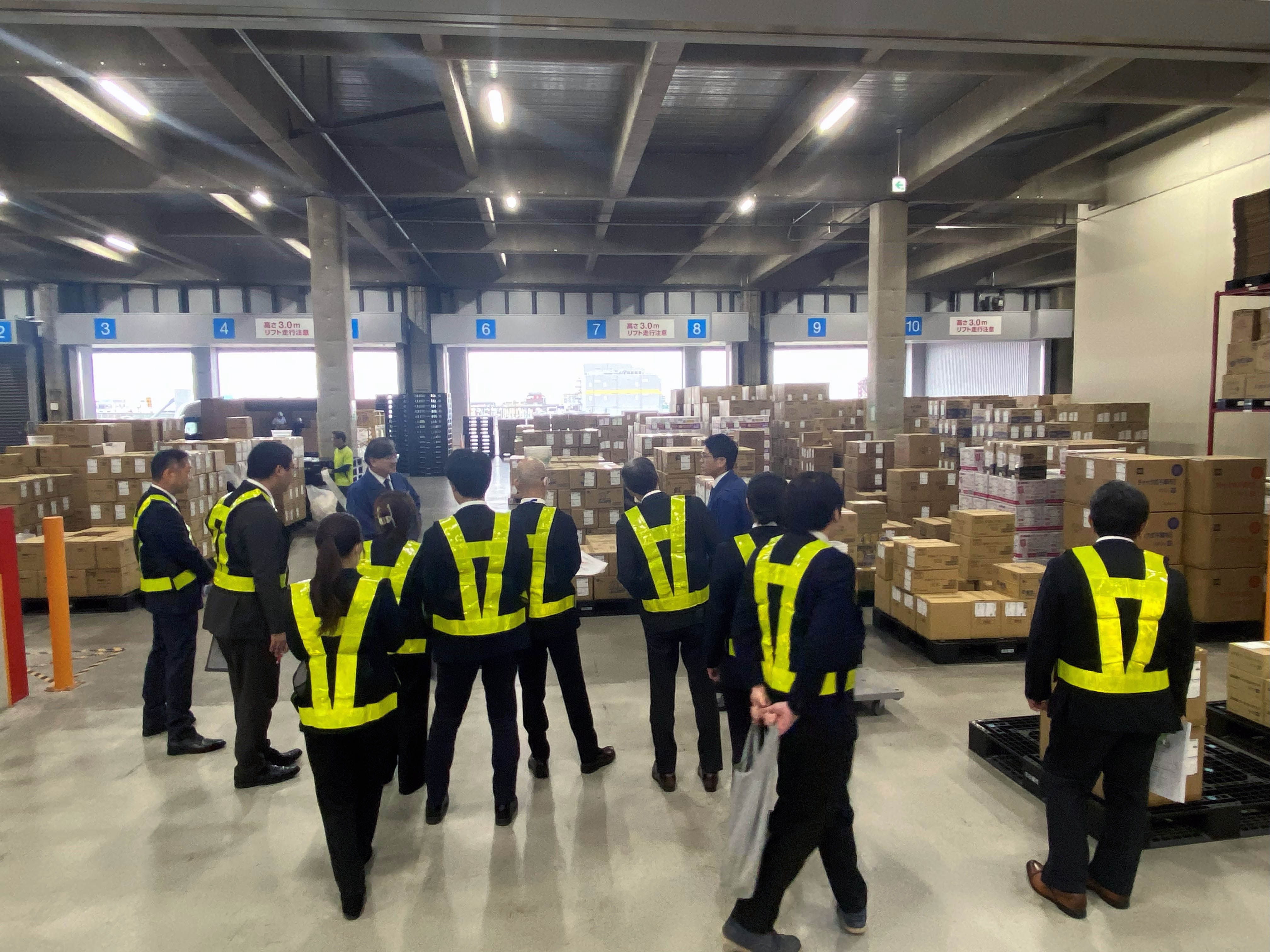 愛知運輸支局の職員が見学する様子　　　　　　　　