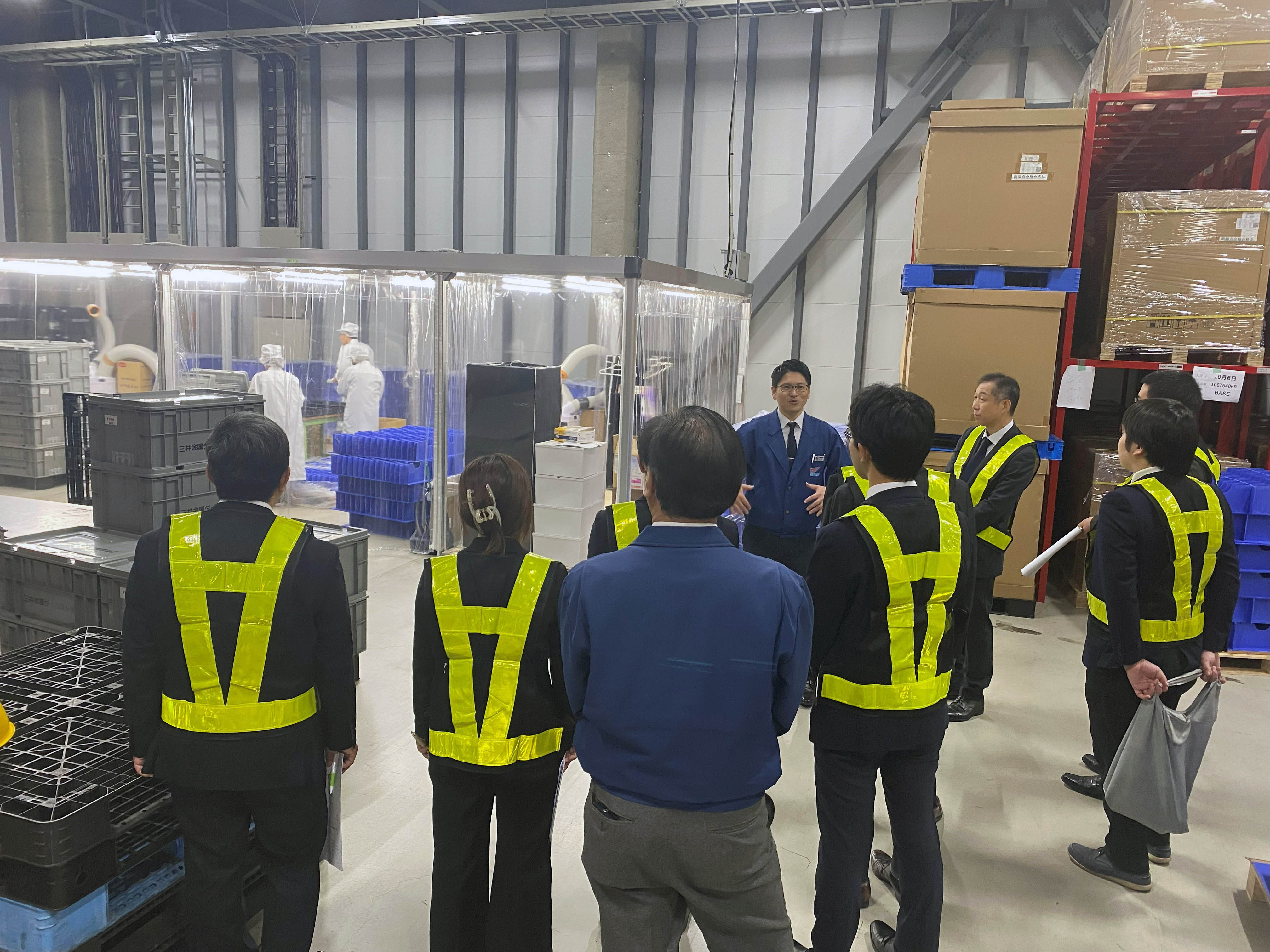 西濃運輸愛知運輸支局の職員に説明をする様子