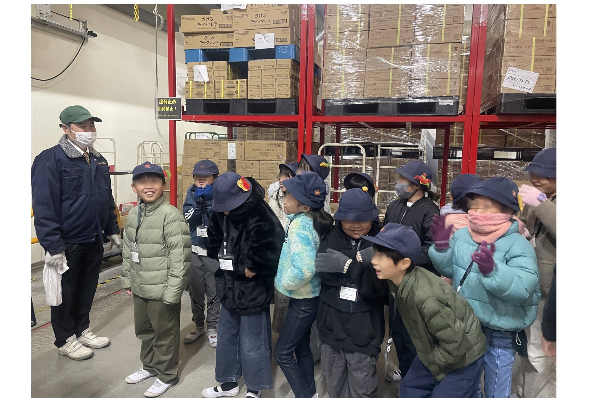 　　　　　　　　5℃の冷蔵倉庫に入った瞬間、“ひんやり”を体験する児童のみなさん