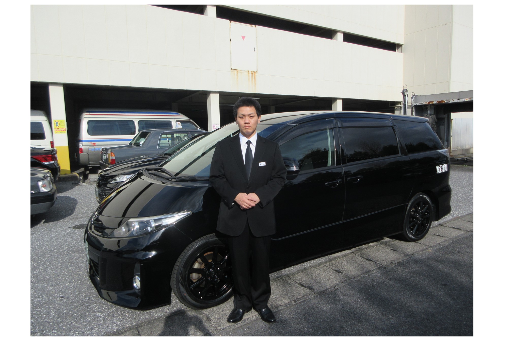 　　　　　　　　　　　　　　　　　霊柩車と搬送を務める乗務員