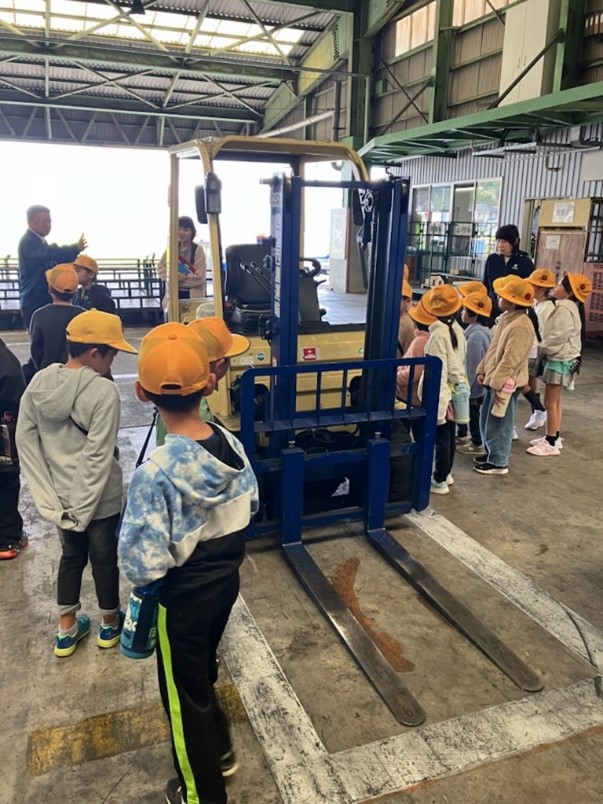 　　児童が真剣に平野所長の話を聞く様子