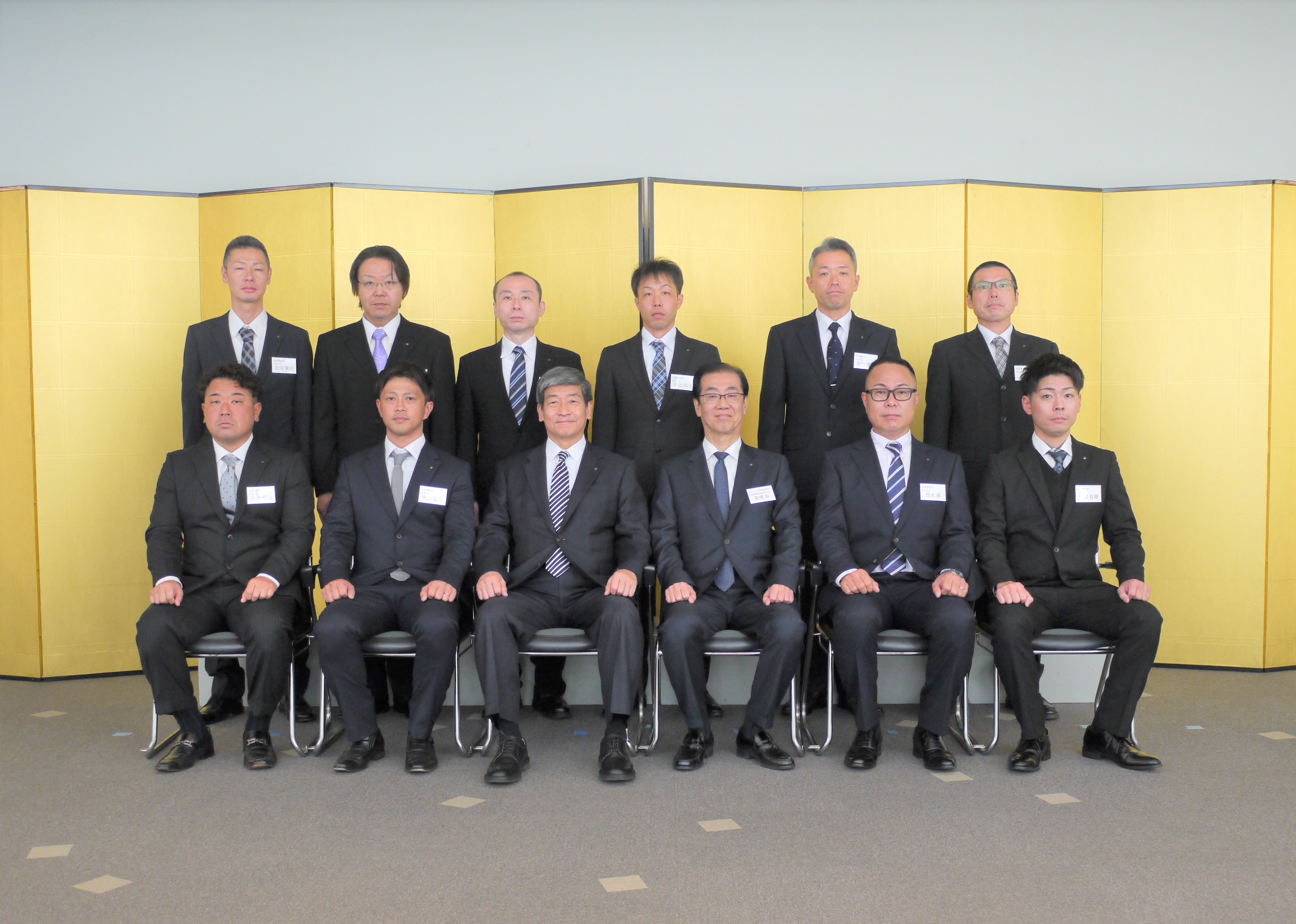 後列左から：吉田さん、小林さん、佐藤さん（市川支店）、小出さん、佐竹さん、岸さん　　　　　　　　前列左から：佐藤さん（新潟支店）、増山さん、田口社長、髙橋社長、西本さん、村澤さん