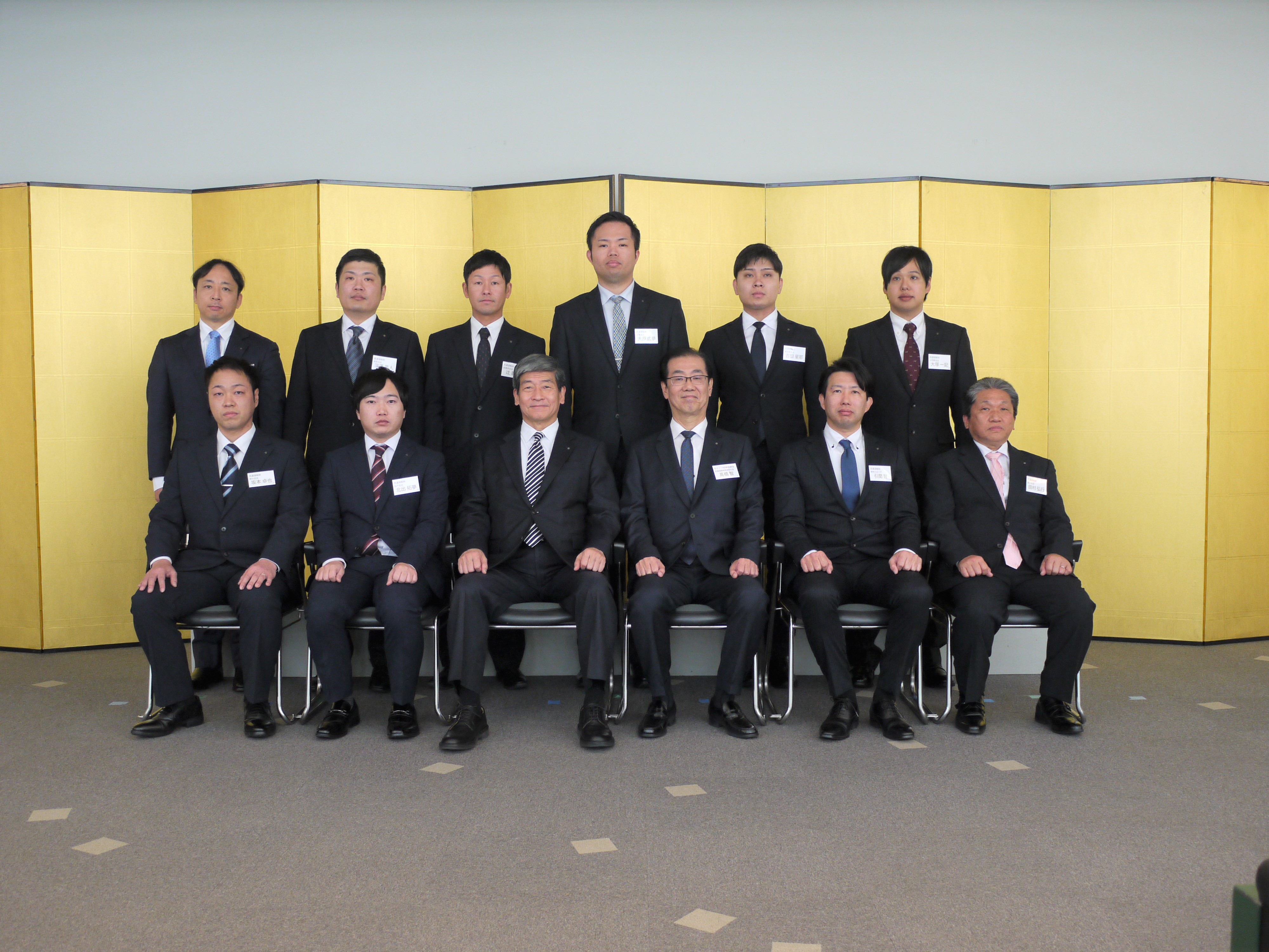 後列左から：朝比奈さん、深澤さん、辻さん、大原さん、吉田さん、大塚さん　　　　　　　　　　前列左から：坂本さん、北出さん、田口社長、髙橋社長、引間さん、田村さん