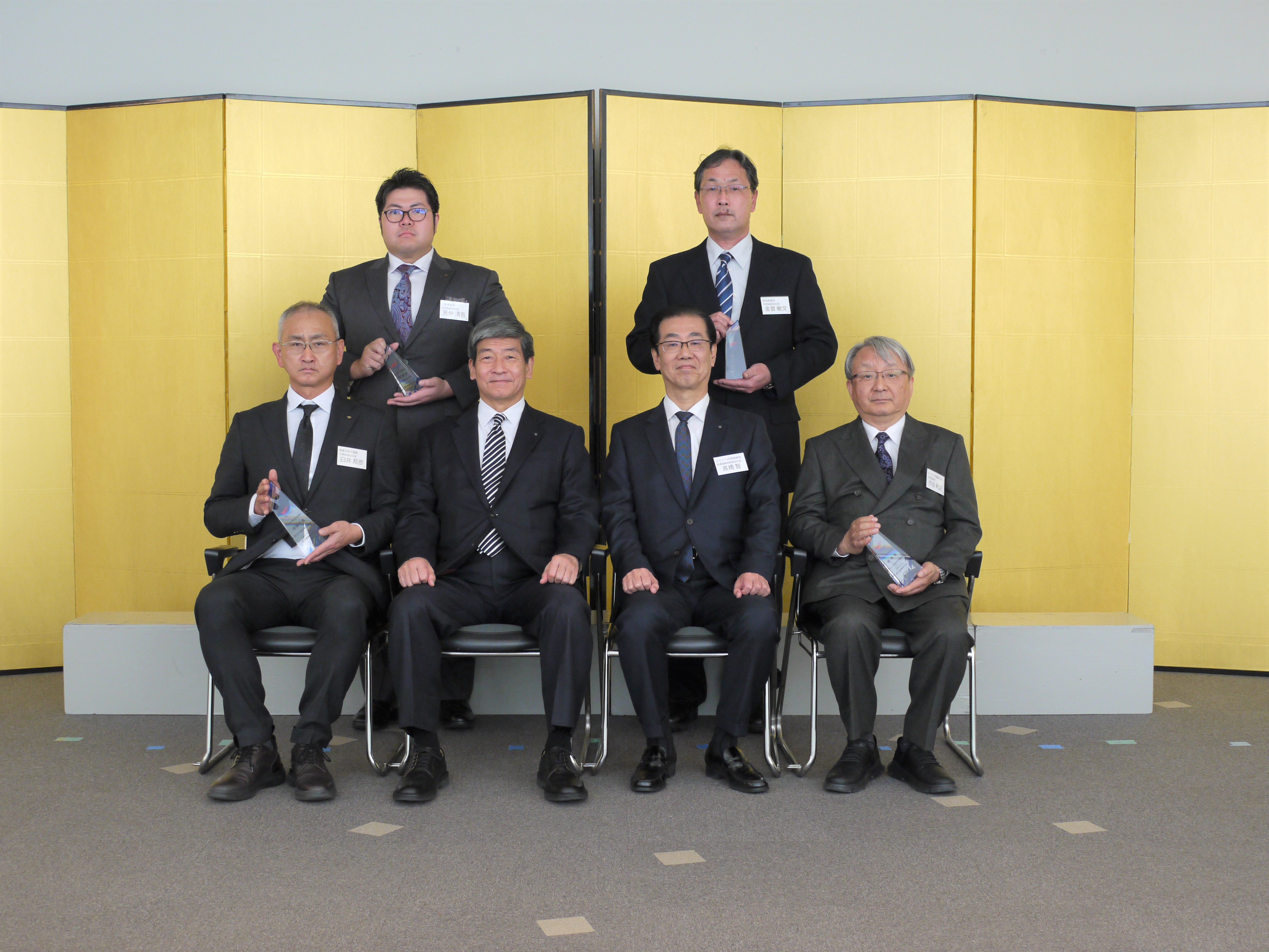 後列左から：大⾧運輸　芳仲代表取締役社長、池原運送　金曽代表取締役社長　　　　　　　　　前列左から：鹿沼梱包運輸　臼井代表取締役社長、田口社長、髙橋社長、ヨーロー西濃集配　渋谷代表取締役社長