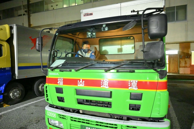 福山通運の車両に乗り込む西濃運輸の乗務社員