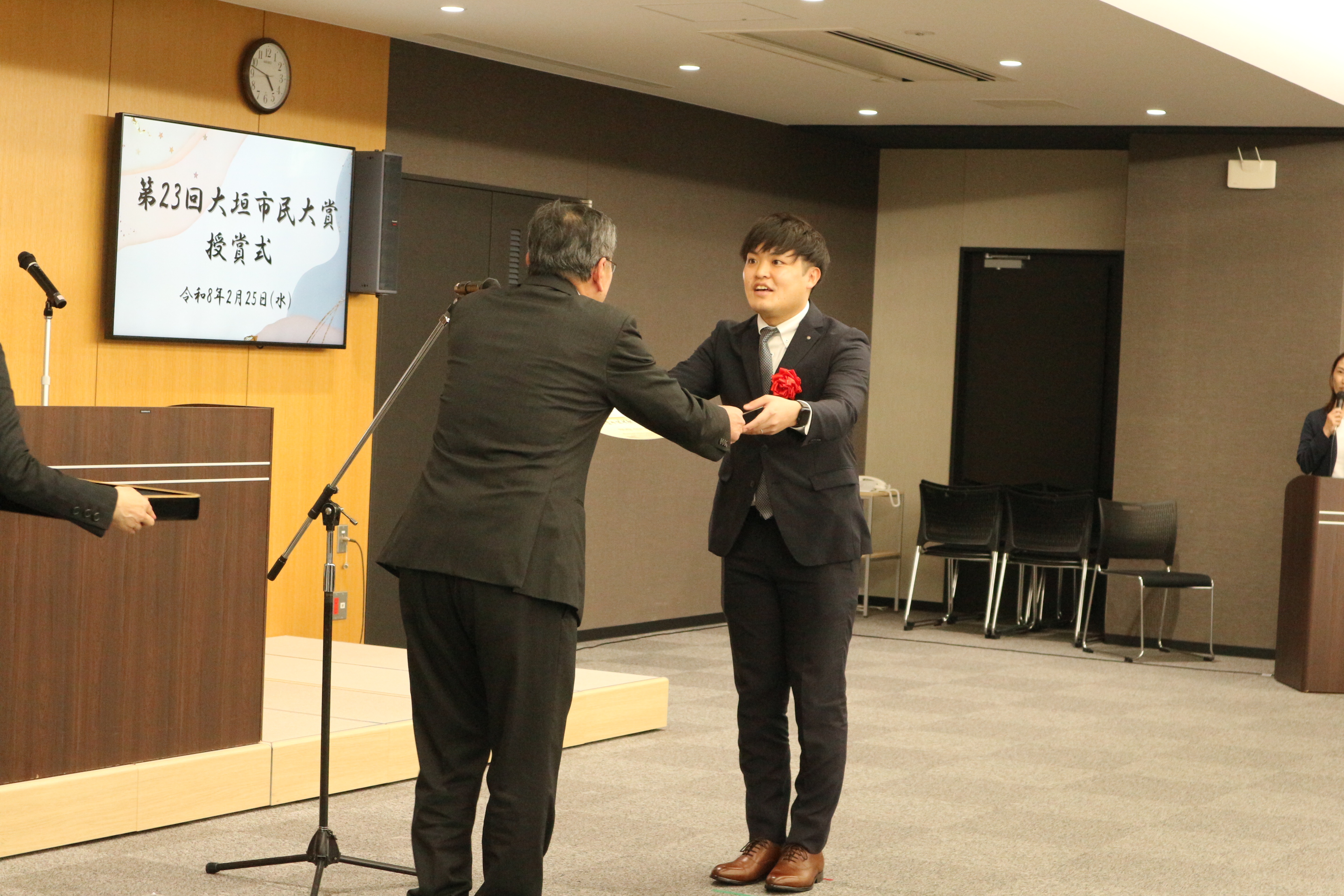 賞状を受け取る後藤団長