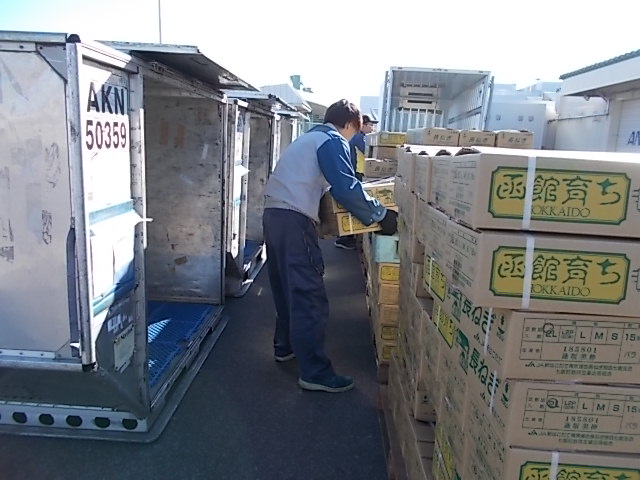 作業に当たる従業員