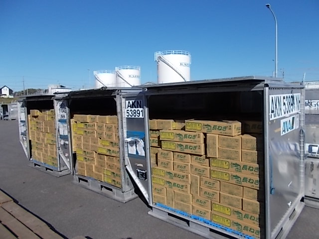 空輸される商品の様子