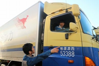 先輩従業員と話す外国人特定技能人財（右）