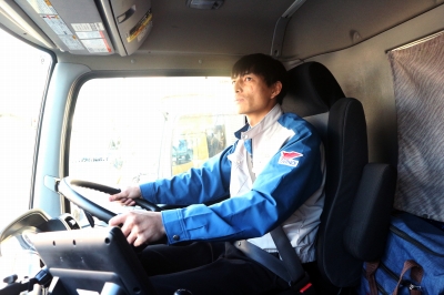 大型トラックを運転する外国人特定技能人財