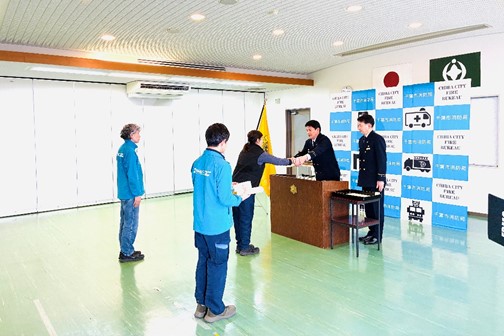 感謝状を受け取る飯村さん