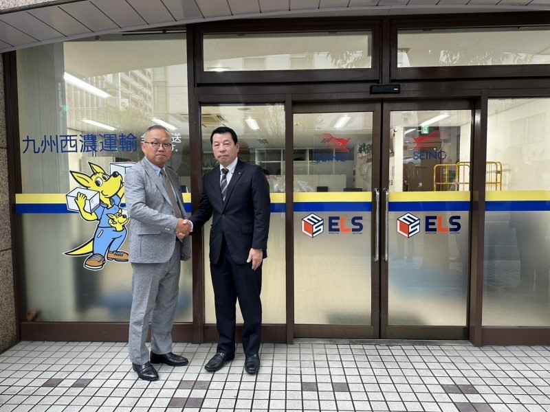 開所を記念して握手する通山顕治 エルス代表取締役社長（左）と川野謙二 九州西濃運輸常務取締役（右）