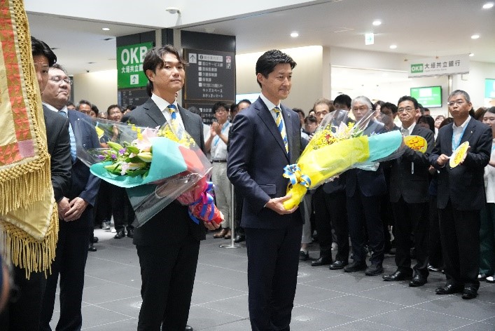 優勝報告をする田口部長