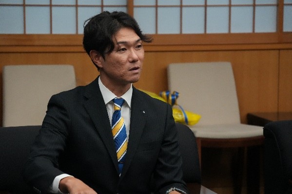 大会の報告をする佐伯監督