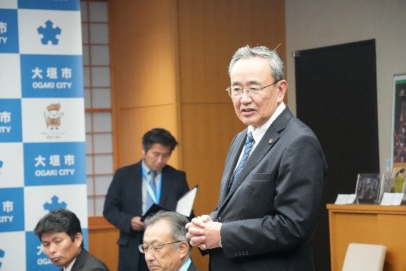 優勝を祝福する石田市長