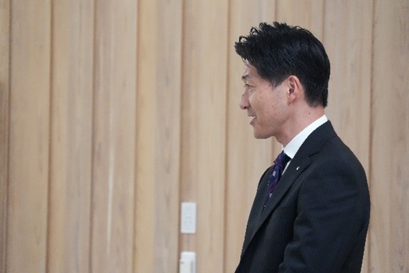 江崎知事に優勝の報告をする田口部長