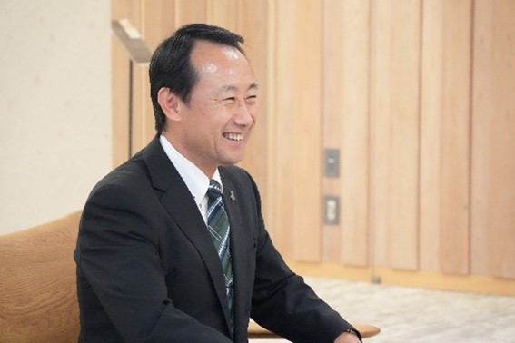 西濃運輸野球部の優勝をたたえる江崎知事