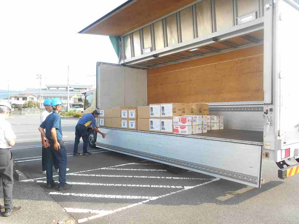　　　　　　　　　　　　　　　救援物資をトラックに積む様子
