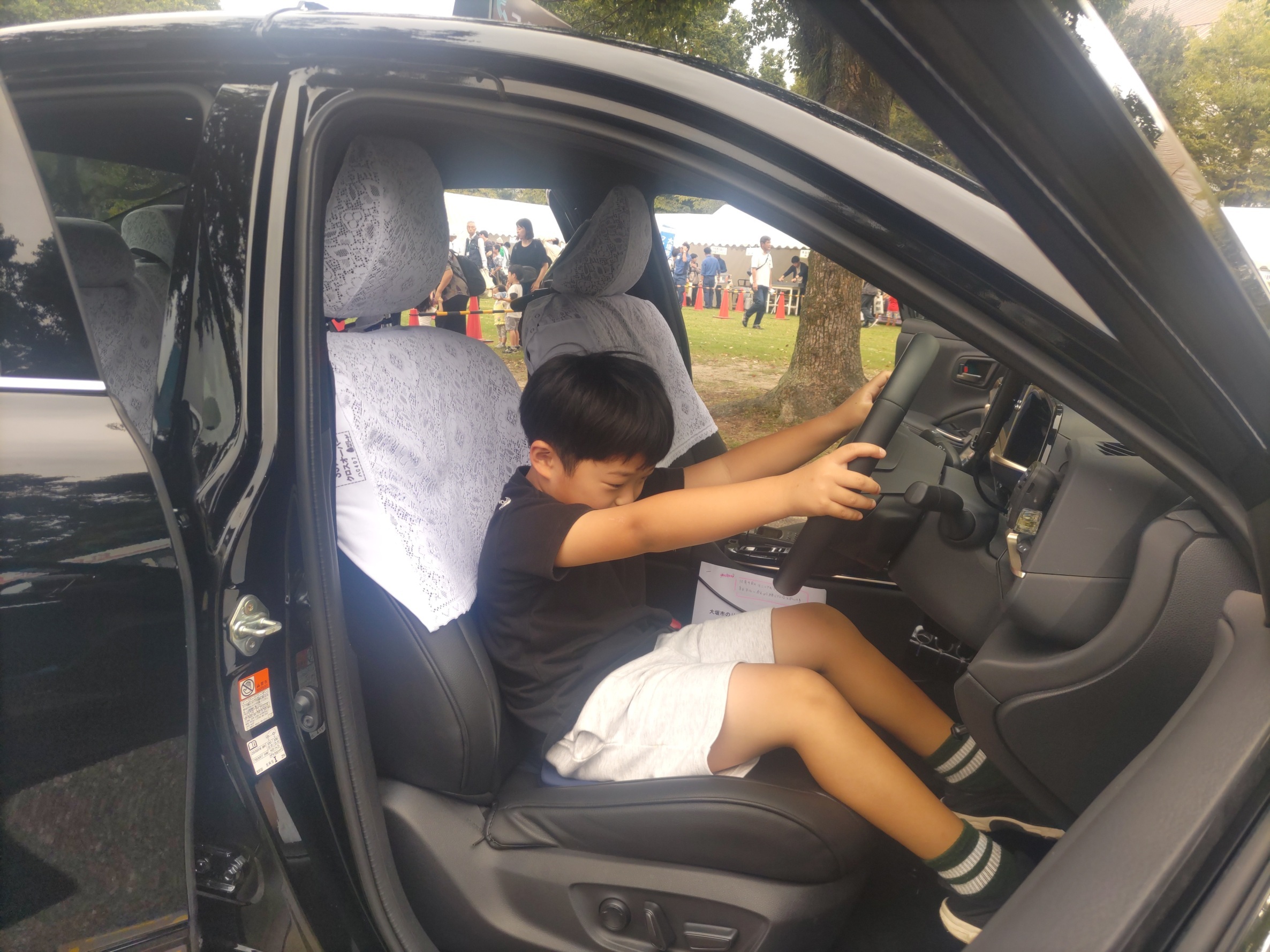 　　　　　　　　　　　　　　　　　　　運転席に座る様子