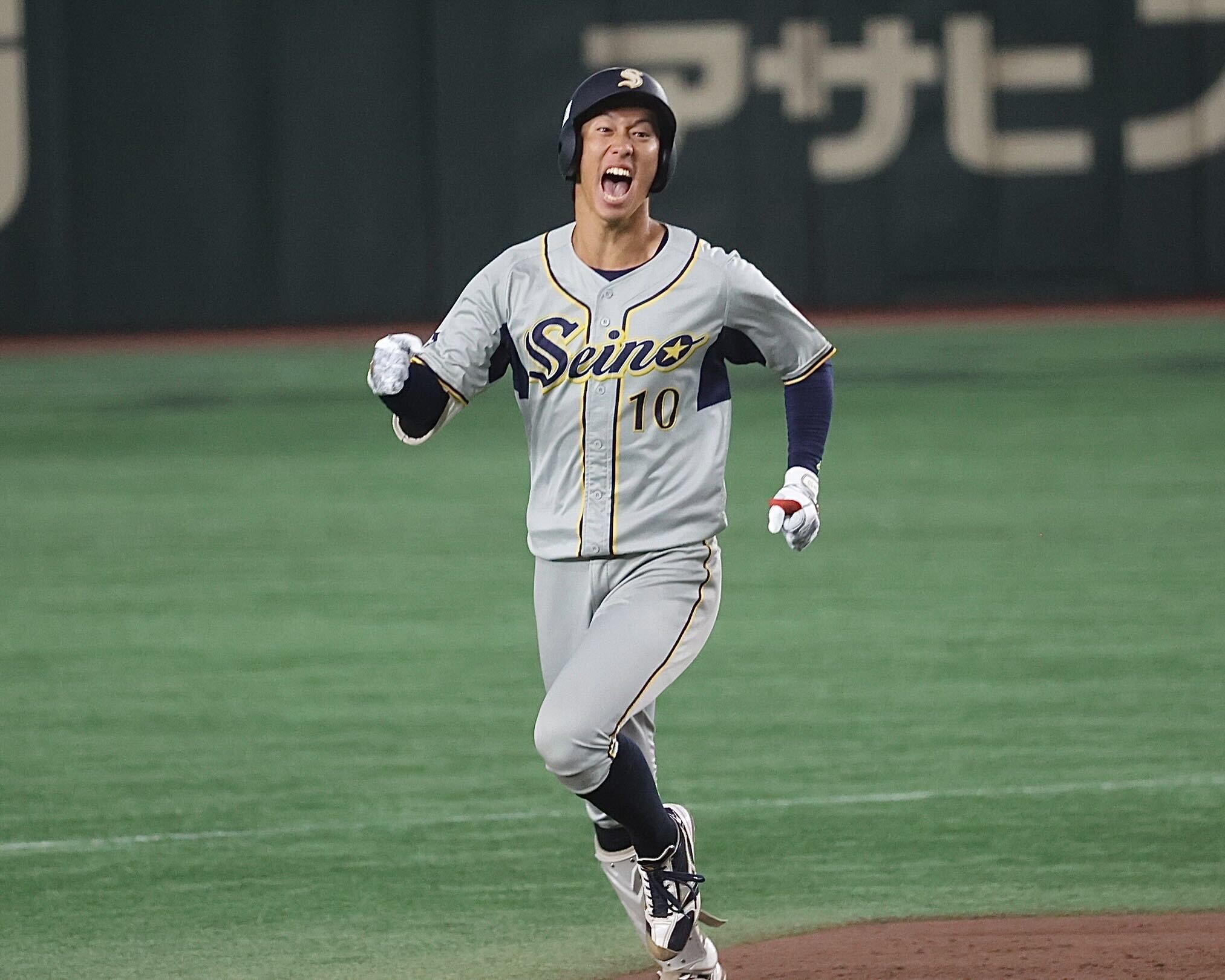 　　9回裏でホームランを放った小中選手