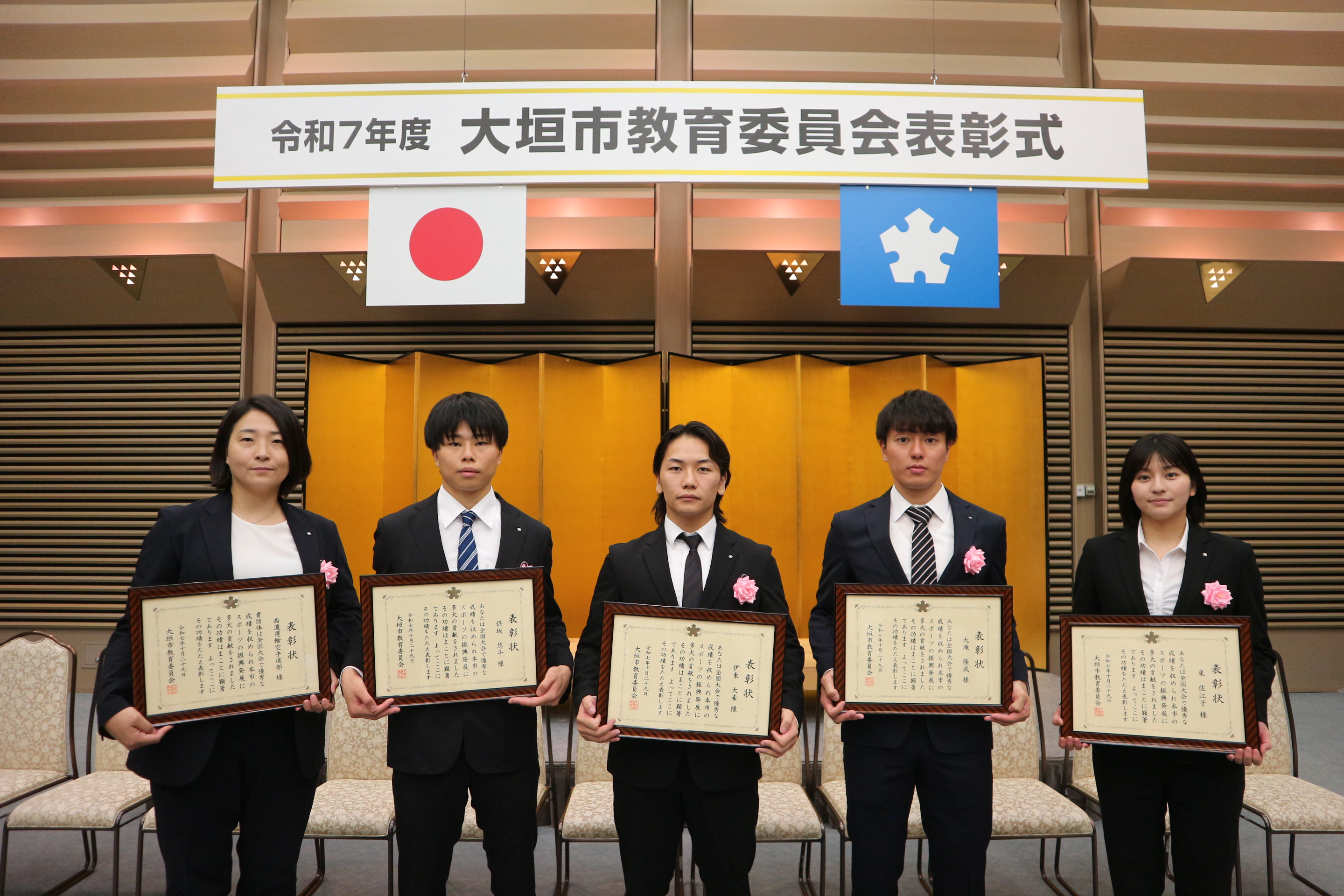 左から本間監督、保坂選手、伊東選手、大滝選手、東選手