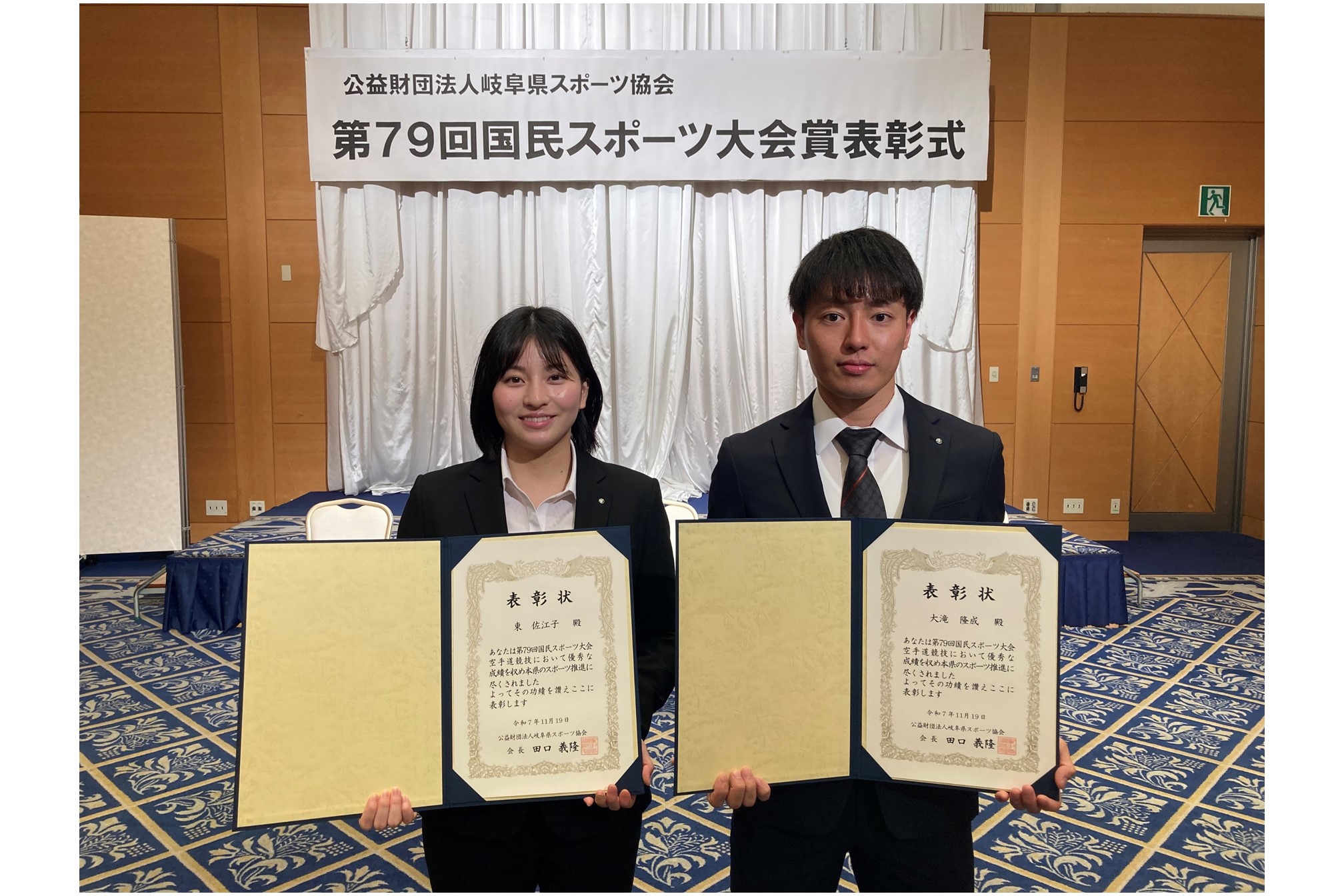 　　　　　　　　　　　　左：東 佐江子 選手、右：大滝 隆成 選手の表彰式の様子