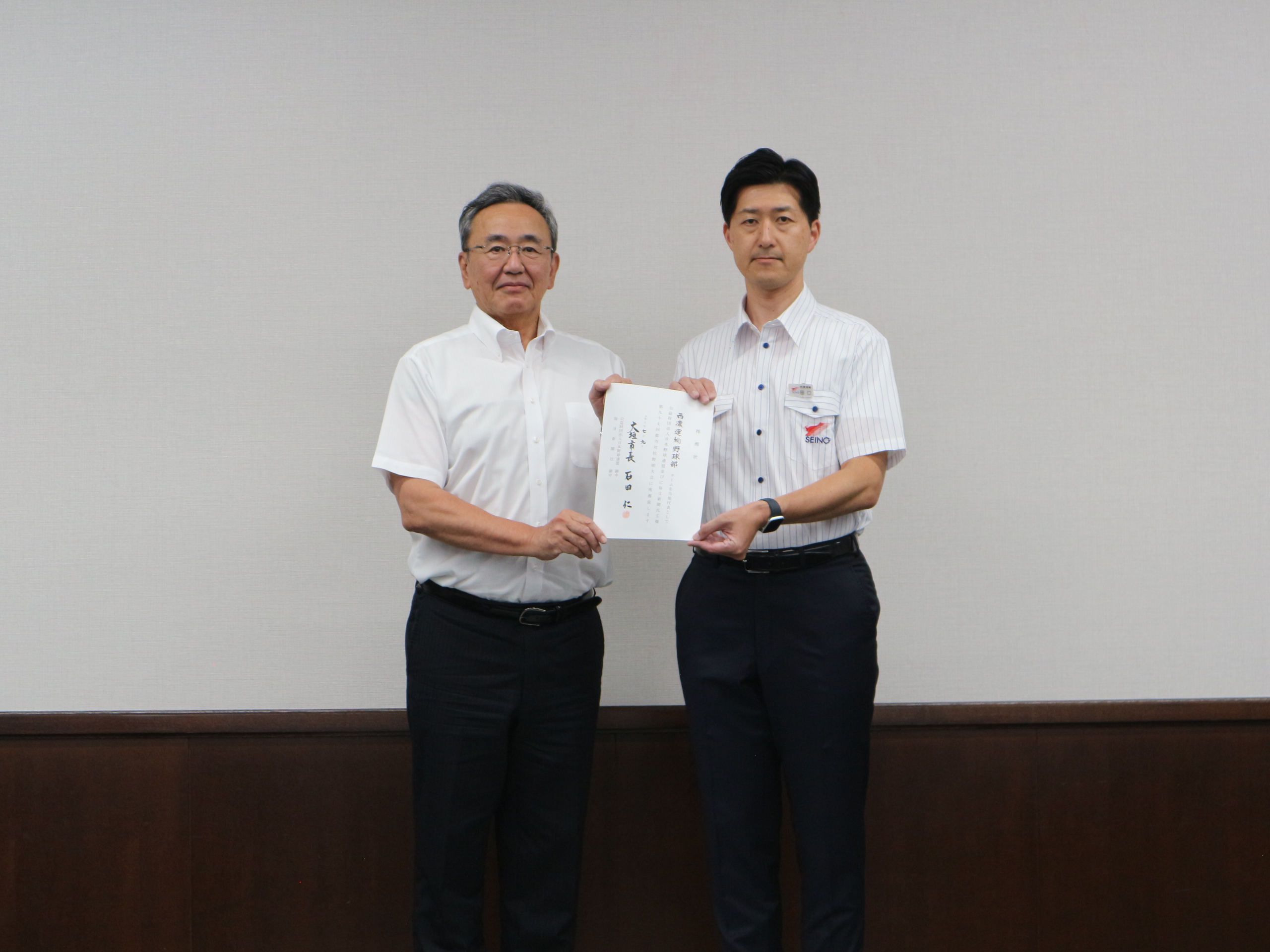 推薦状を持つ石田大垣市長（左）と田口部長（右）