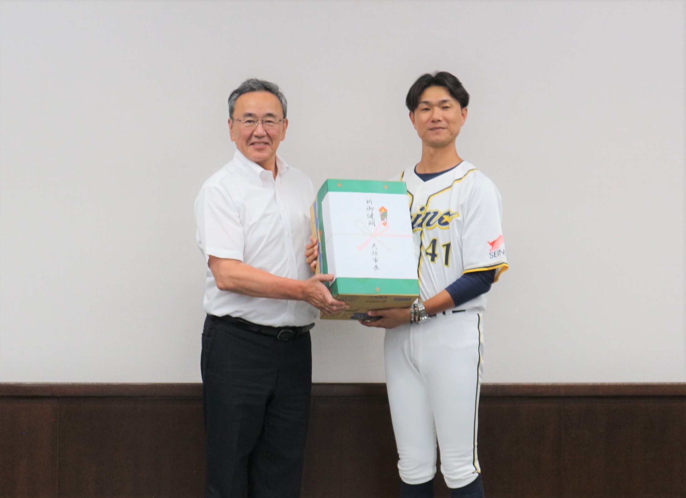 激励品を持つ石田大垣市長（左）と佐伯監督（右）