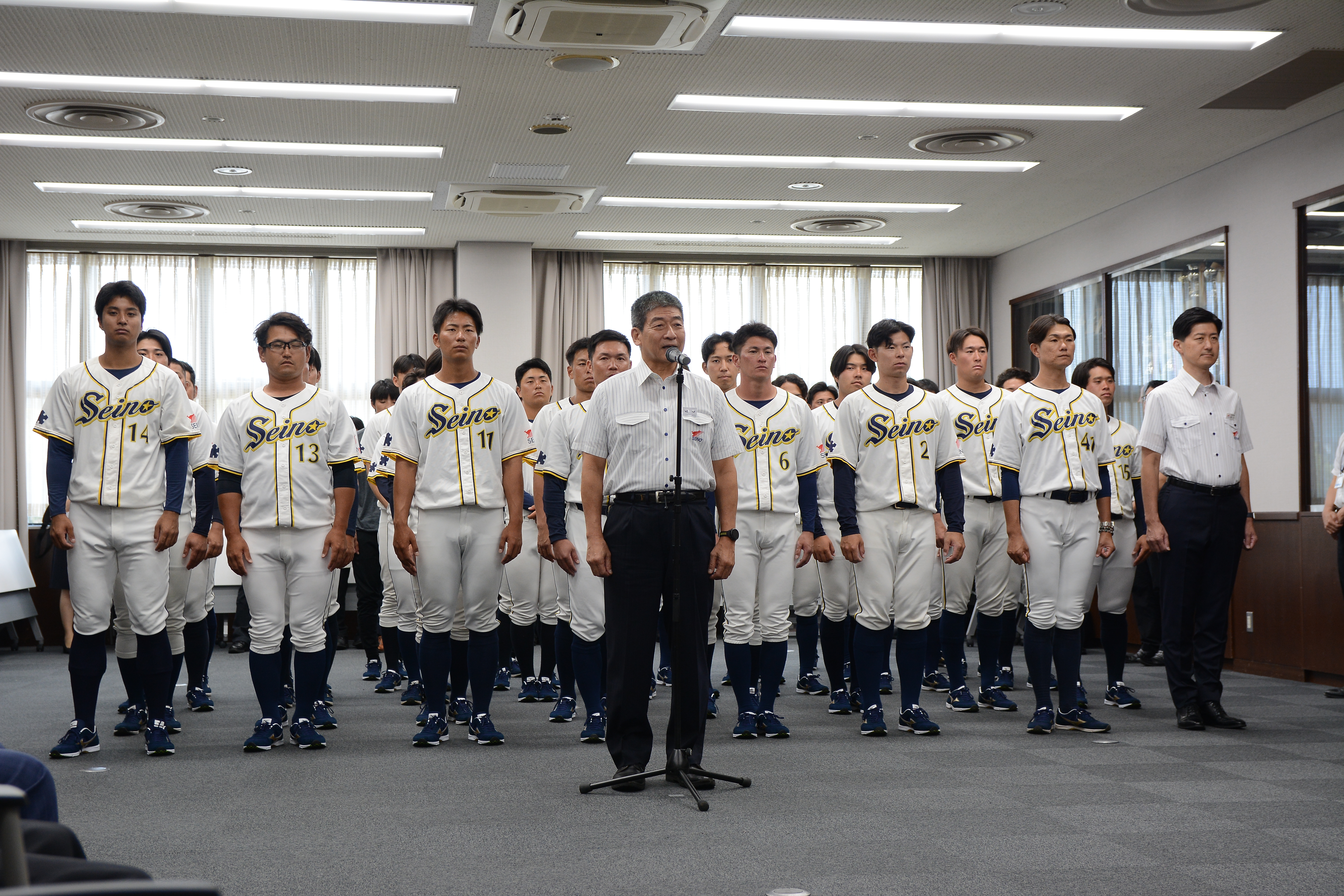 　　　　　　　　　　　　　　　　意気込みを述べる田口社長と野球部