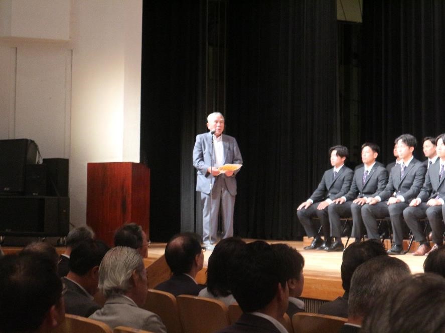 　　　　あいさつをする田中実行委員長