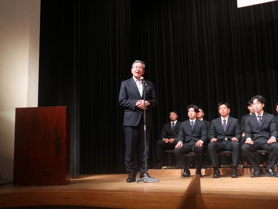 　　　　激励のことばを述べる石田市長