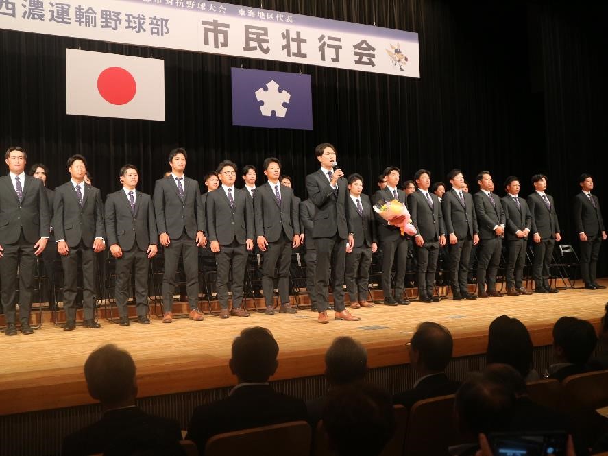　　　　　　　　　　　　　　　　　　　決意を述べる佐伯監督