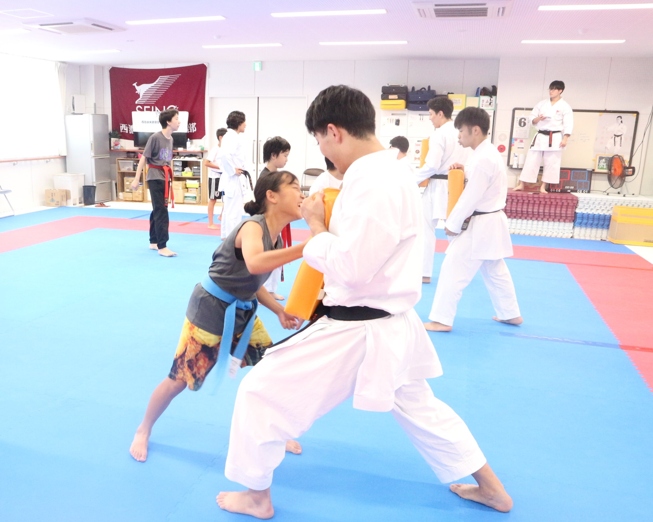 　突きを行う子どもとミットで受ける髙尾選手