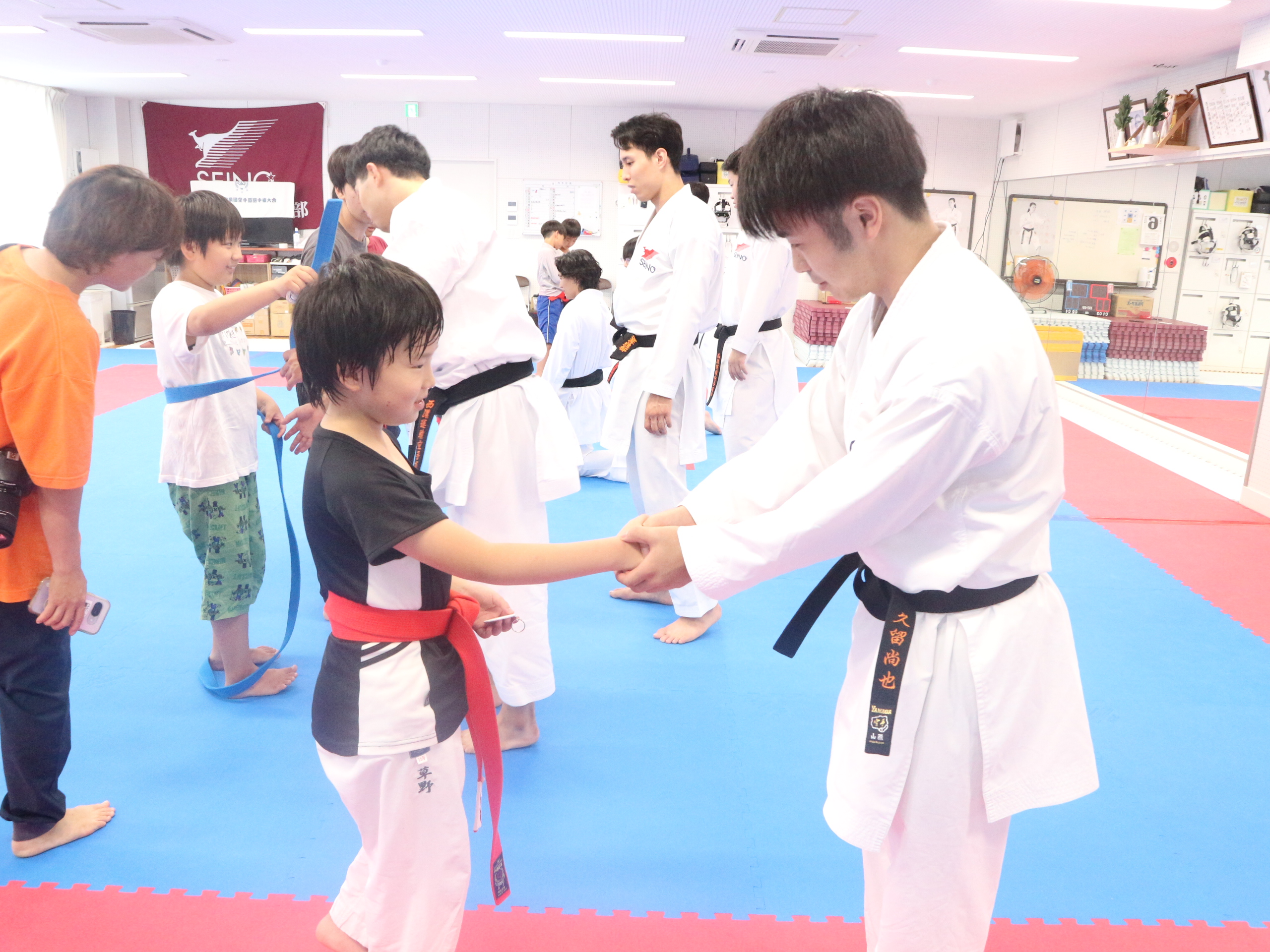 プレゼント贈呈後、久留選手と握手を交わす様子