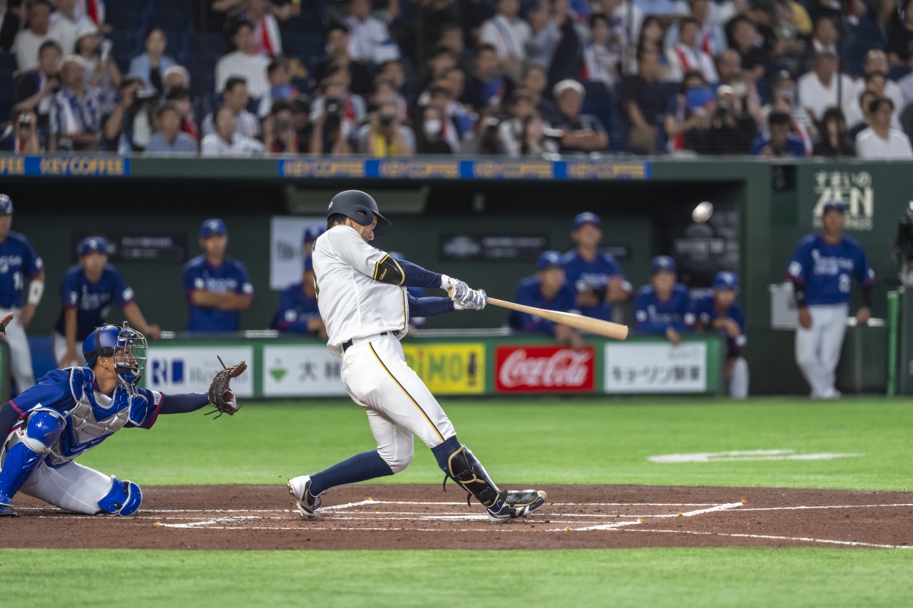 ホームランを放つ小中選手