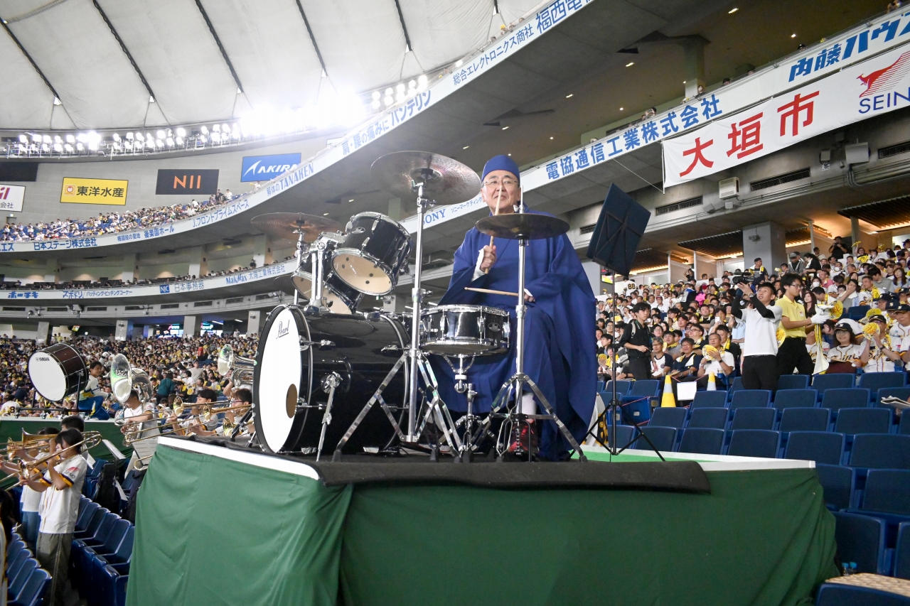 ドラムを演奏する石田大垣市長
