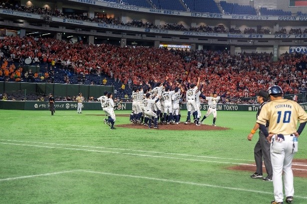 勝利の瞬間、マウンドで喜ぶ選手たち