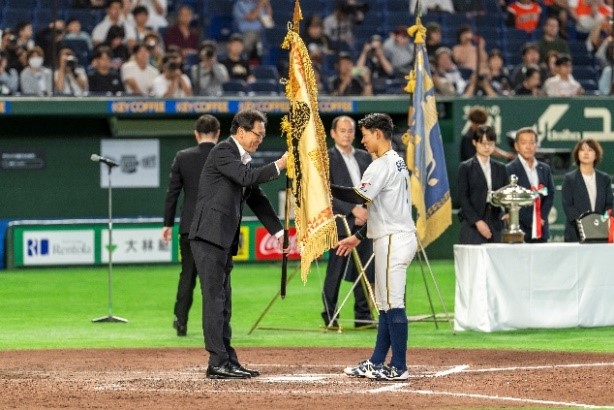 黒獅子旗を受け取る主将・城野選手