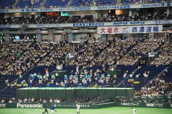 約1万3千人の観客が決勝を見守る様子