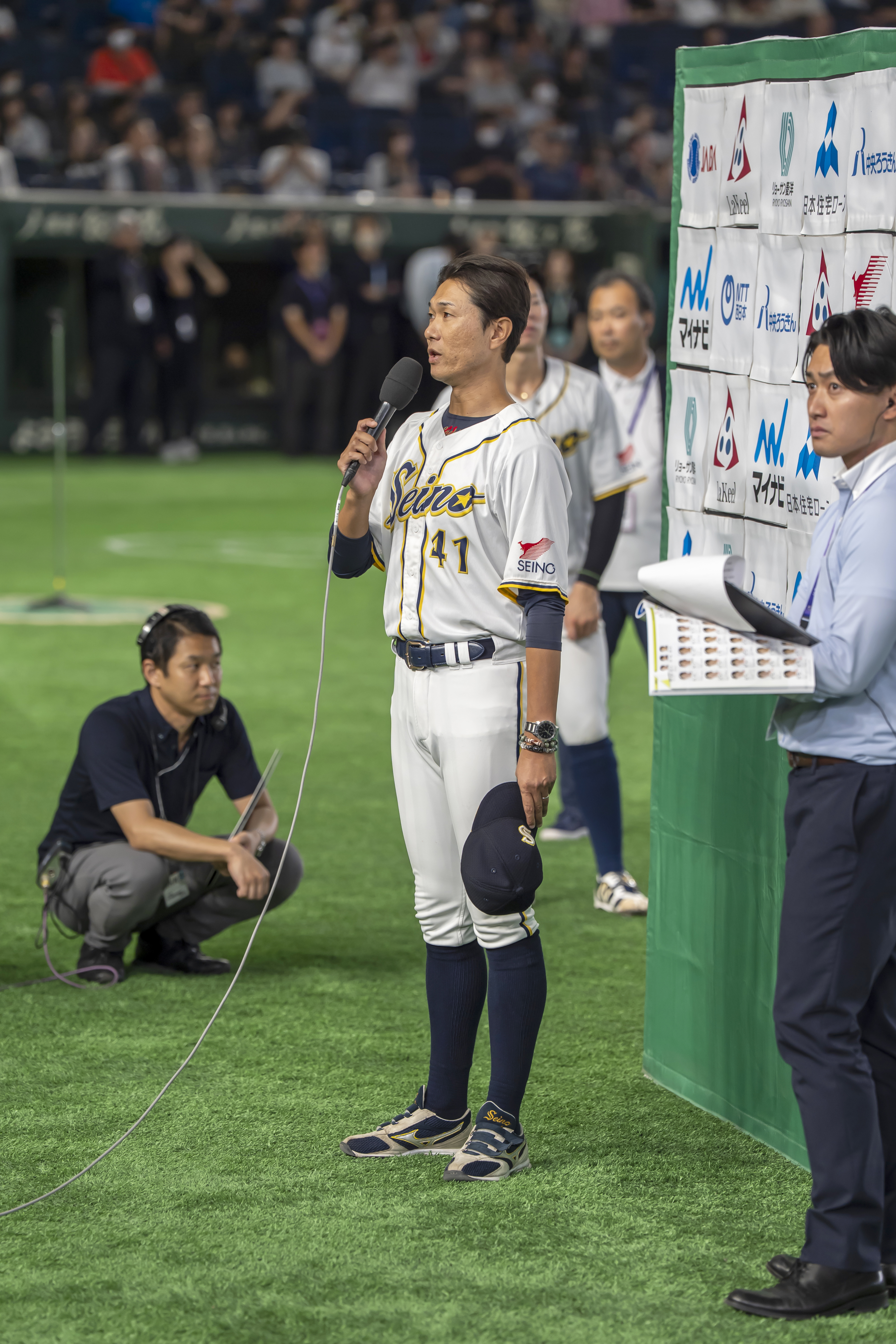 優勝後、インタビューに答える佐伯監督