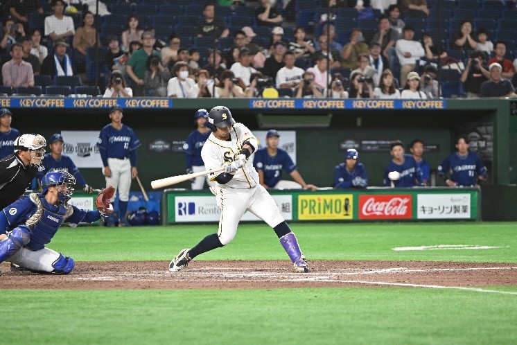 勝ち越しを決める野崎選手