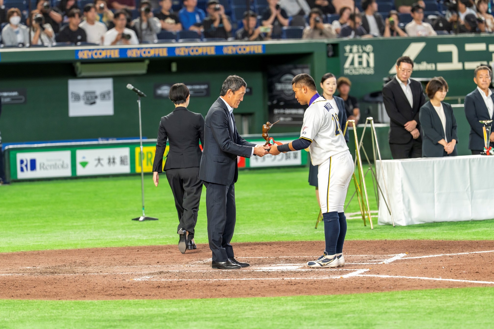 打撃賞で表彰される野崎選手