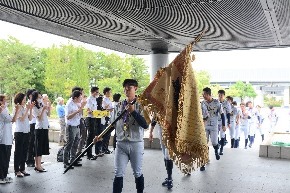 黒獅子旗を持つ主将・城野選手