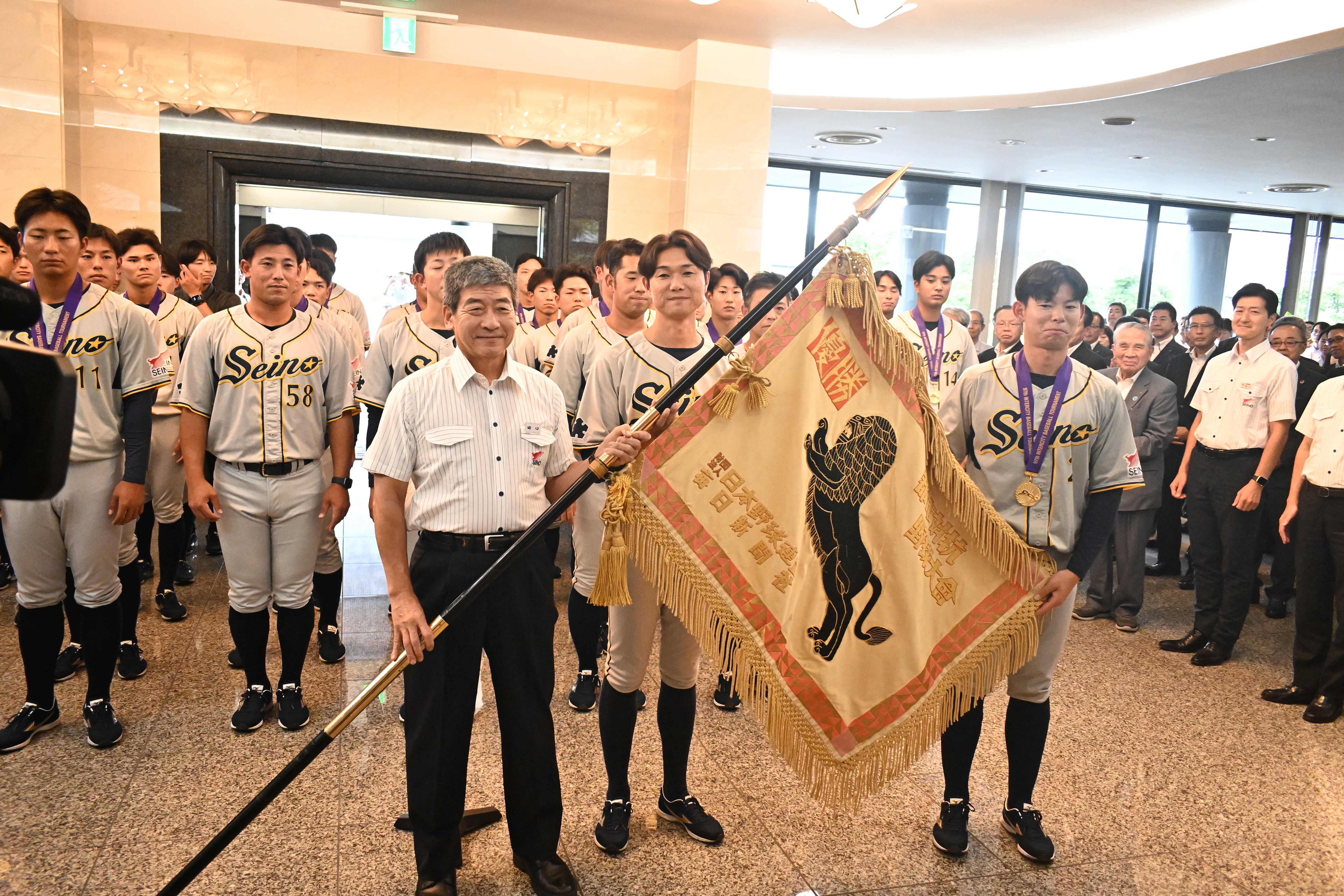野球部から田口社長に手渡された黒獅子旗